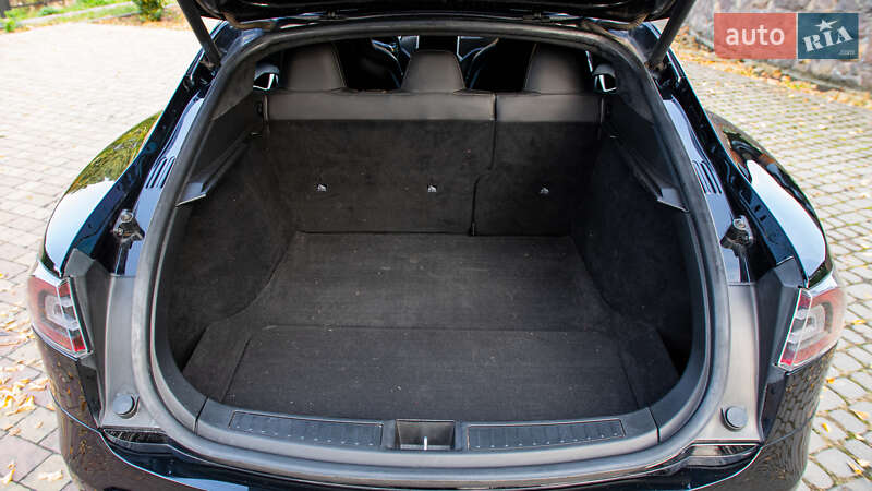 Лифтбек Tesla Model S 2015 в Жовкве