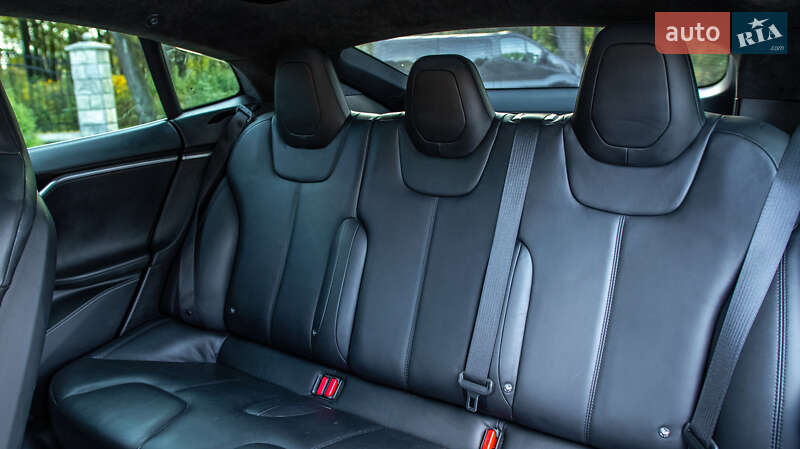 Лифтбек Tesla Model S 2015 в Жовкве