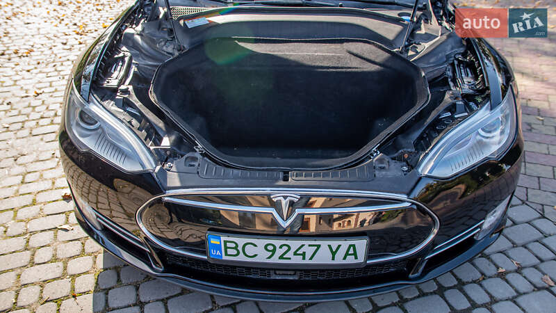 Лифтбек Tesla Model S 2015 в Жовкве