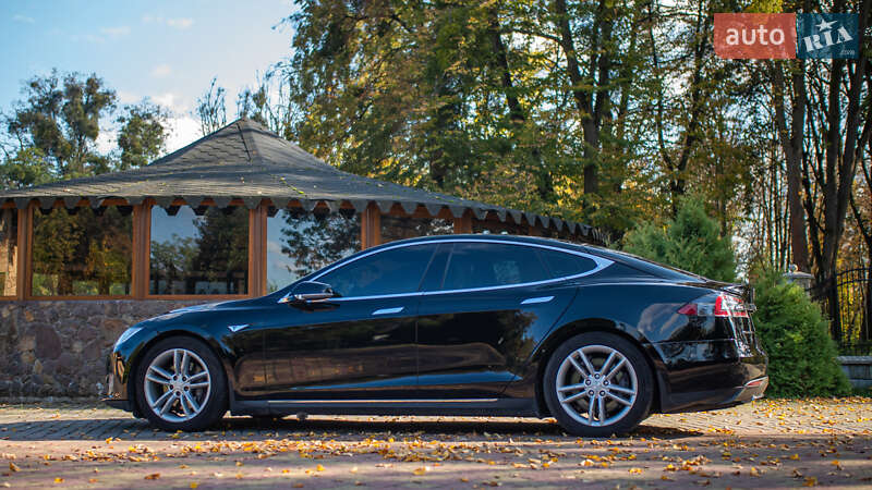 Лифтбек Tesla Model S 2015 в Жовкве
