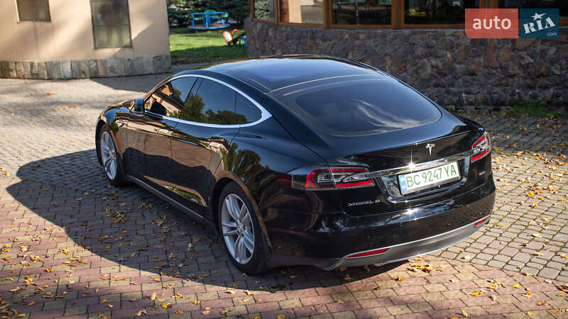 Лифтбек Tesla Model S 2015 в Жовкве