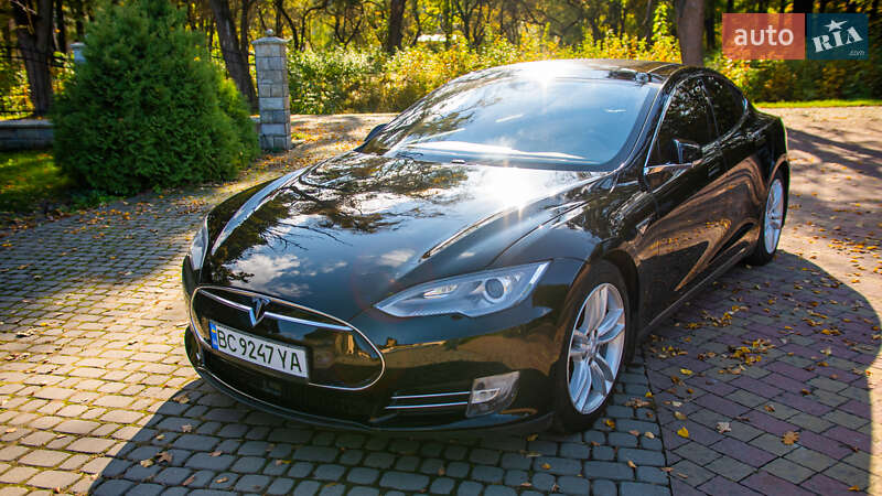 Лифтбек Tesla Model S 2015 в Жовкве