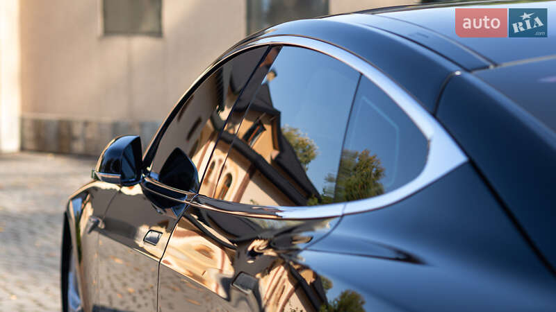 Лифтбек Tesla Model S 2015 в Жовкве