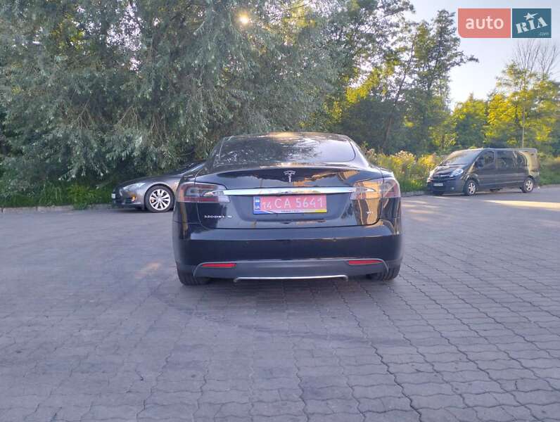 Лифтбек Tesla Model S 2016 в Львове