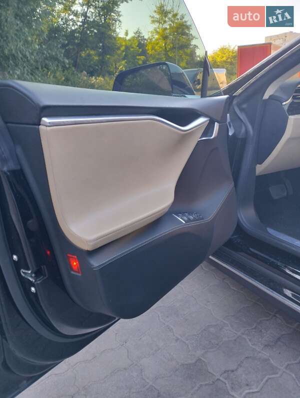 Лифтбек Tesla Model S 2016 в Львове