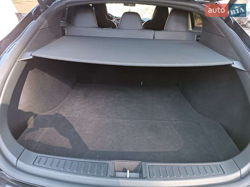 Лифтбек Tesla Model S 2017 в Черновцах