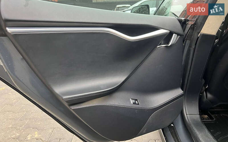 Ліфтбек Tesla Model S 2012 в Чернівцях
