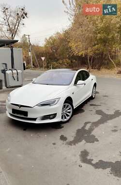 Ліфтбек Tesla Model S 2017 в Глевасі