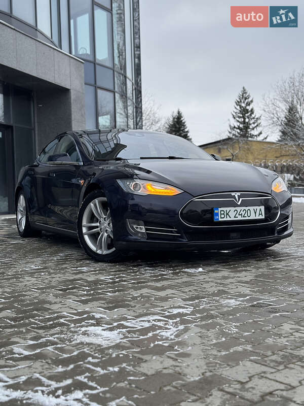 Лифтбек Tesla Model S 2015 в Ровно фото Лифтбек Tesla Model S 2015 в Ровно