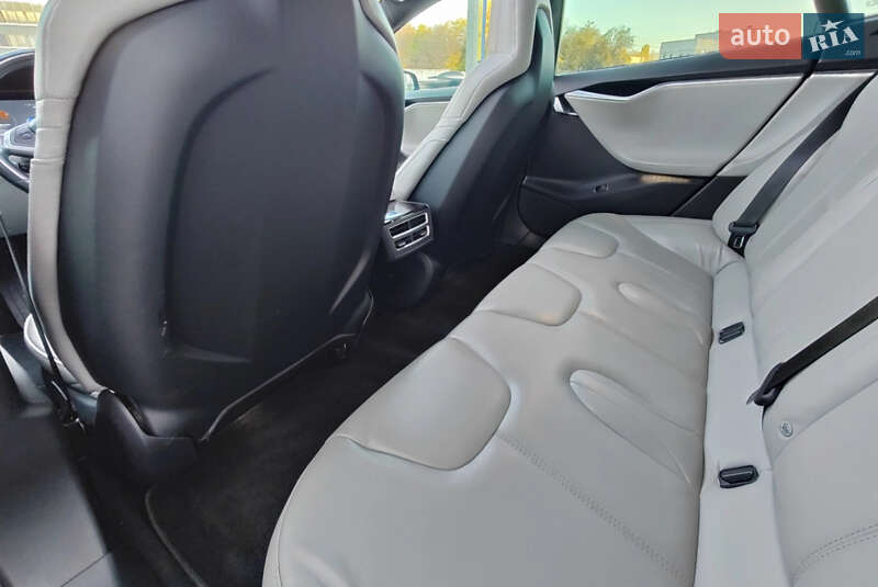 Лифтбек Tesla Model S 2016 в Киеве