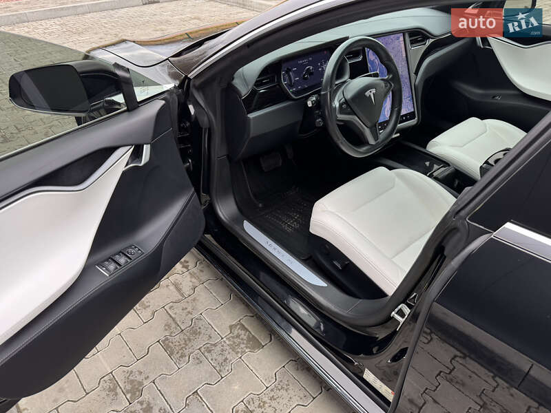 Ліфтбек Tesla Model S 2019 в Стрию