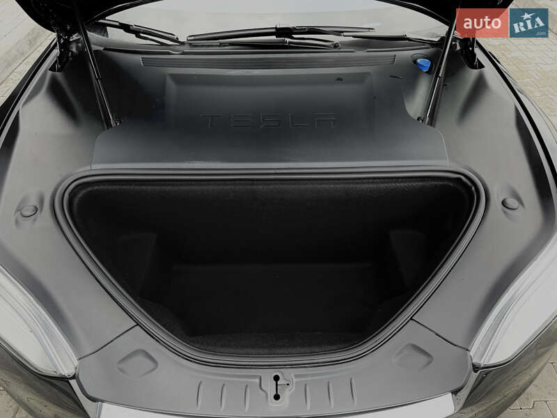 Ліфтбек Tesla Model S 2019 в Стрию