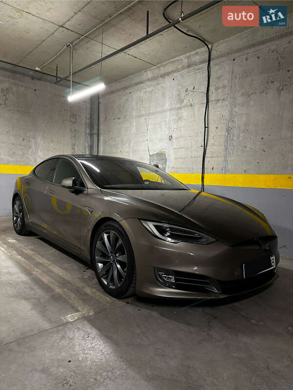 Лифтбек Tesla Model S 2016 в Киеве