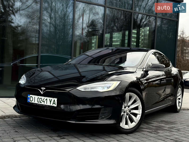 Лифтбек Tesla Model S 2017 в Львове
