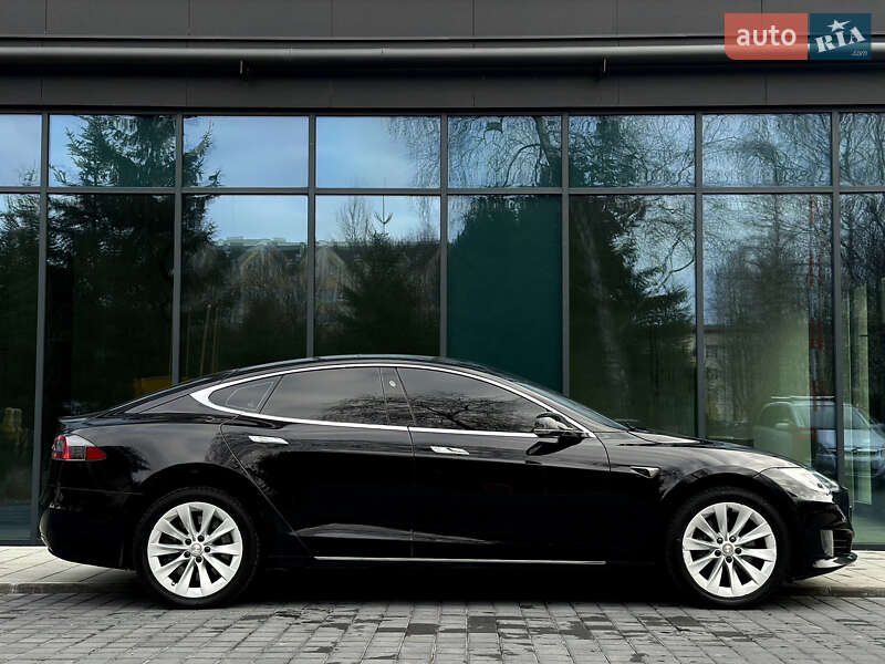 Лифтбек Tesla Model S 2017 в Львове