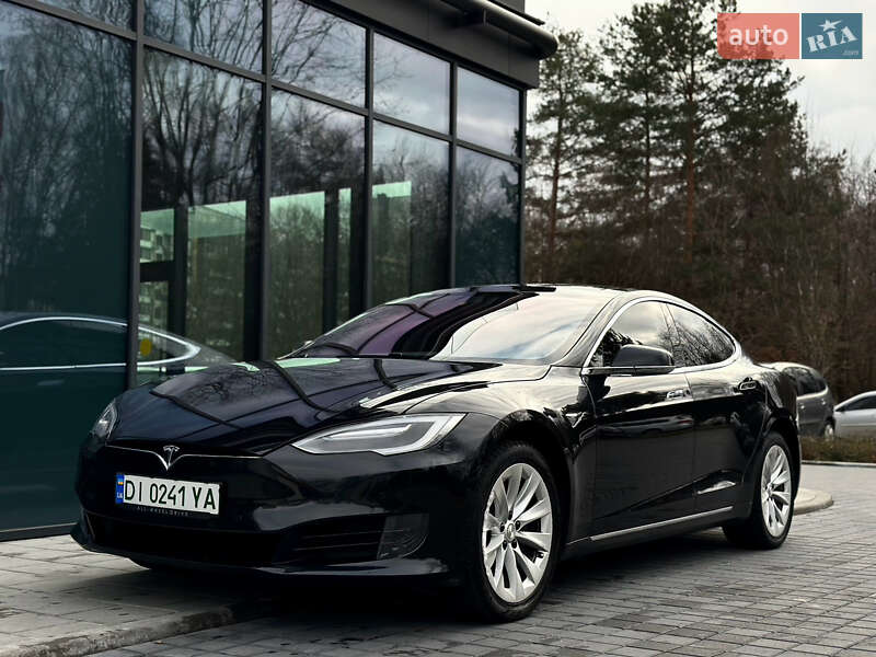 Лифтбек Tesla Model S 2017 в Львове