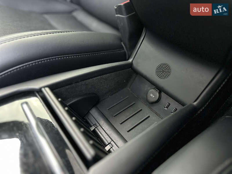 Лифтбек Tesla Model S 2017 в Львове