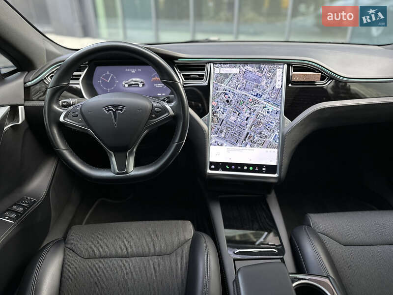 Лифтбек Tesla Model S 2017 в Львове