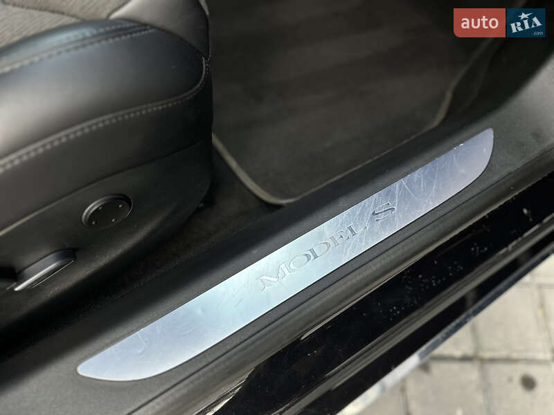 Лифтбек Tesla Model S 2017 в Львове