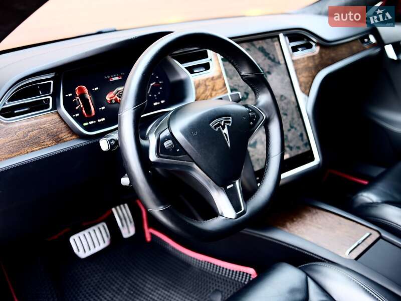 Лифтбек Tesla Model S 2017 в Сходнице