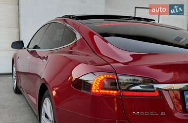 Ліфтбек Tesla Model S 2015 в Сарнах