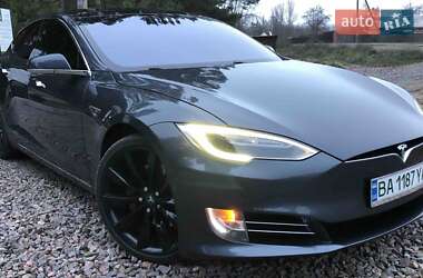 Ліфтбек Tesla Model S 2016 в Саврані