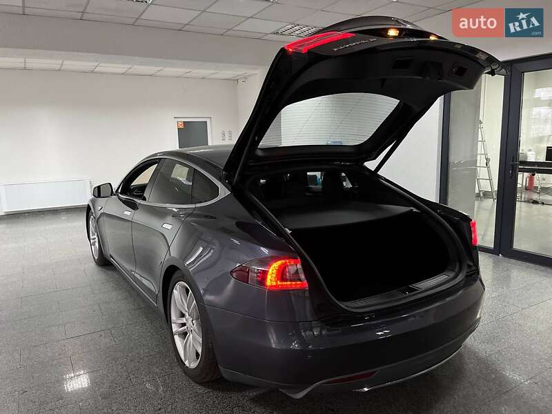 Ліфтбек Tesla Model S 2015 в Полтаві