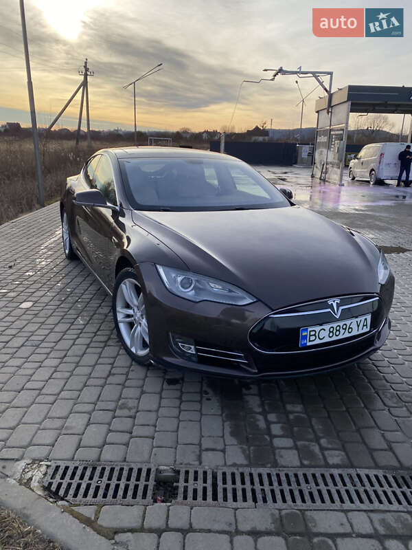 Лифтбек Tesla Model S 2014 в Жовкве