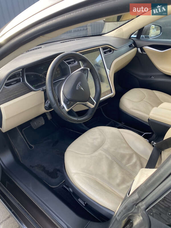 Лифтбек Tesla Model S 2014 в Жовкве