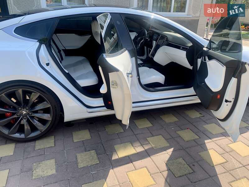 Лифтбек Tesla Model S 2017 в Киеве