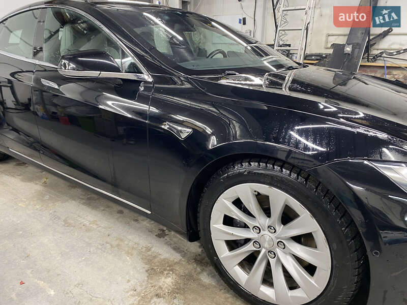 Лифтбек Tesla Model S 2017 в Львове