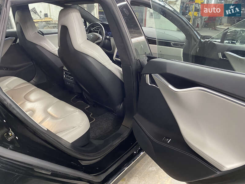 Лифтбек Tesla Model S 2017 в Львове