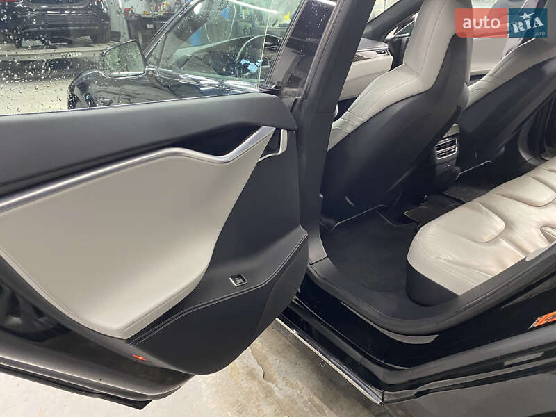 Лифтбек Tesla Model S 2017 в Львове