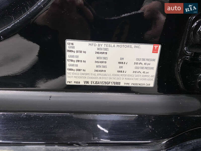 Лифтбек Tesla Model S 2017 в Львове