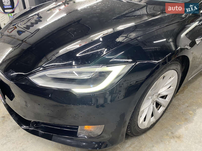 Лифтбек Tesla Model S 2017 в Львове