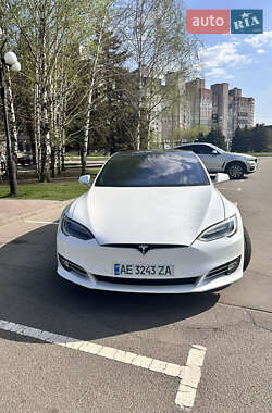 Ліфтбек Tesla Model S 2016 в Кривому Розі