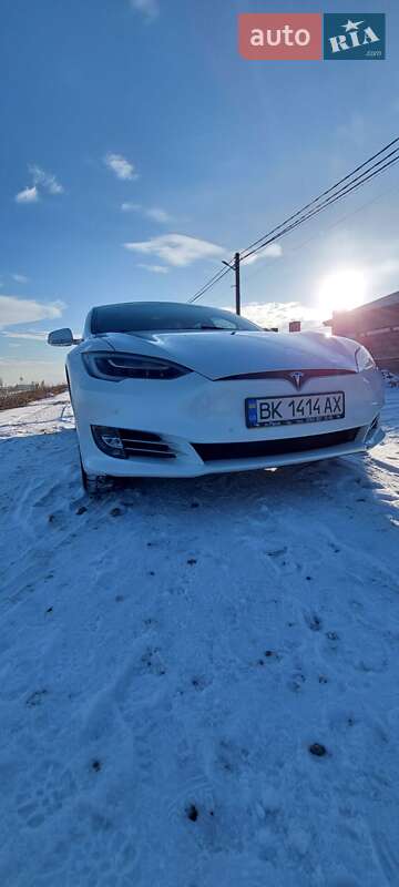 Лифтбек Tesla Model S 2018 в Ровно