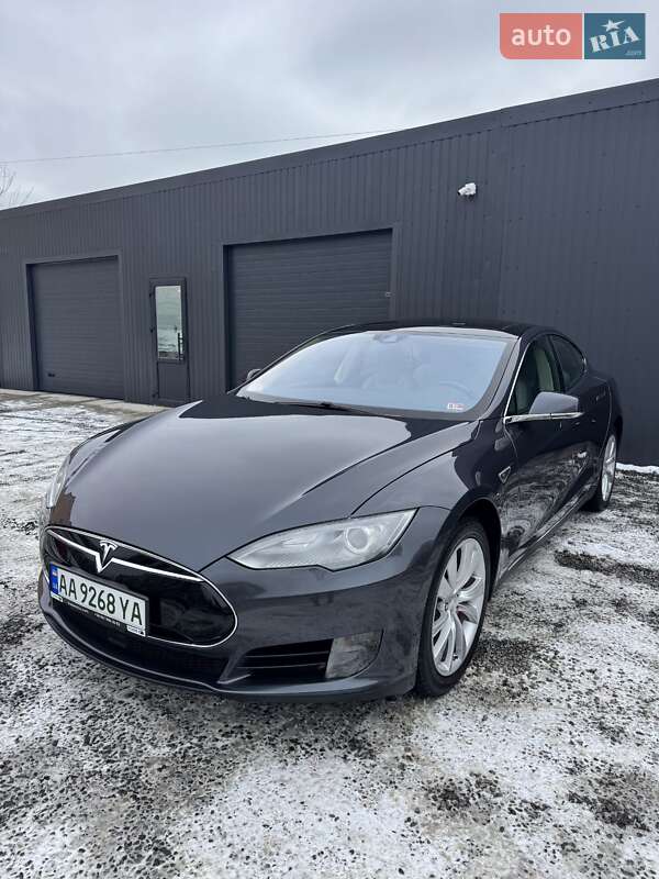 Лифтбек Tesla Model S 2015 в Виннице