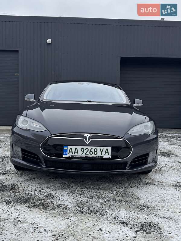 Лифтбек Tesla Model S 2015 в Виннице