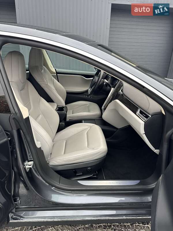Лифтбек Tesla Model S 2015 в Виннице