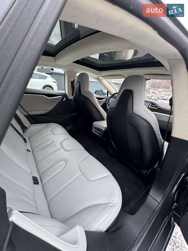 Лифтбек Tesla Model S 2015 в Виннице