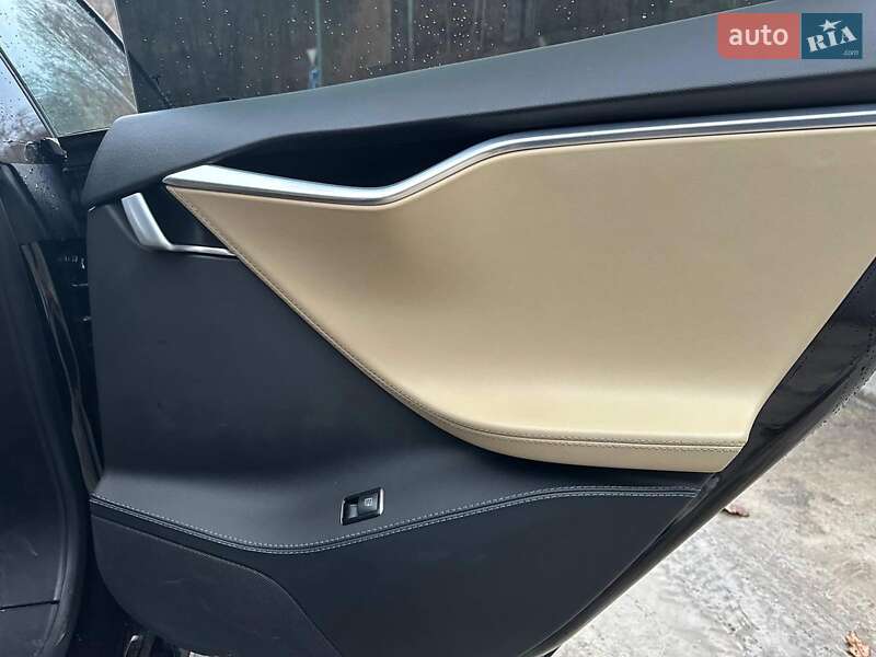 Ліфтбек Tesla Model S 2015 в Києві