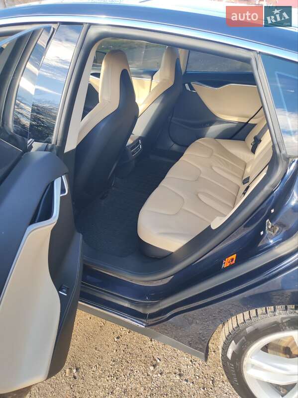 Лифтбек Tesla Model S 2014 в Новоселице