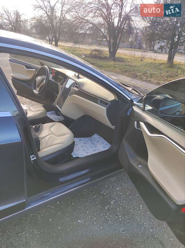 Лифтбек Tesla Model S 2014 в Новоселице