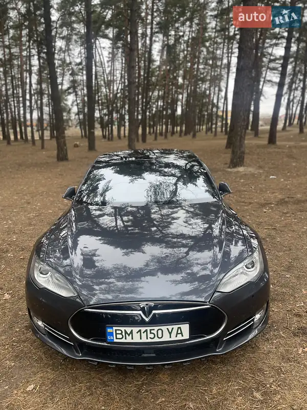 Лифтбек Tesla Model S 2015 в 