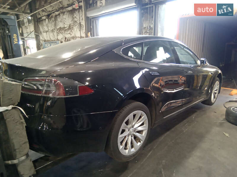Лифтбек Tesla Model S 2017 в Львове