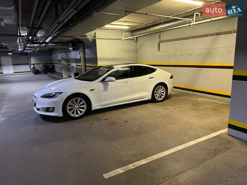 Лифтбек Tesla Model S 2016 в Днепре