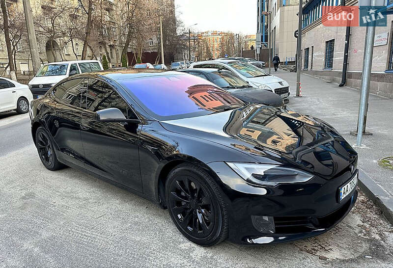 Лифтбек Tesla Model S 2017 в Львове