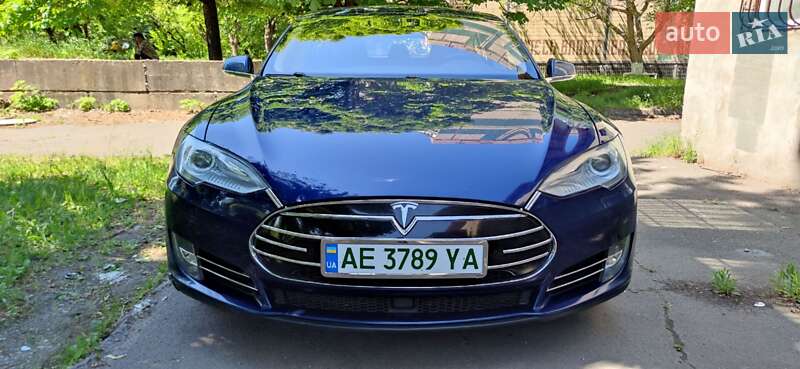 Лифтбек Tesla Model S 2016 в 