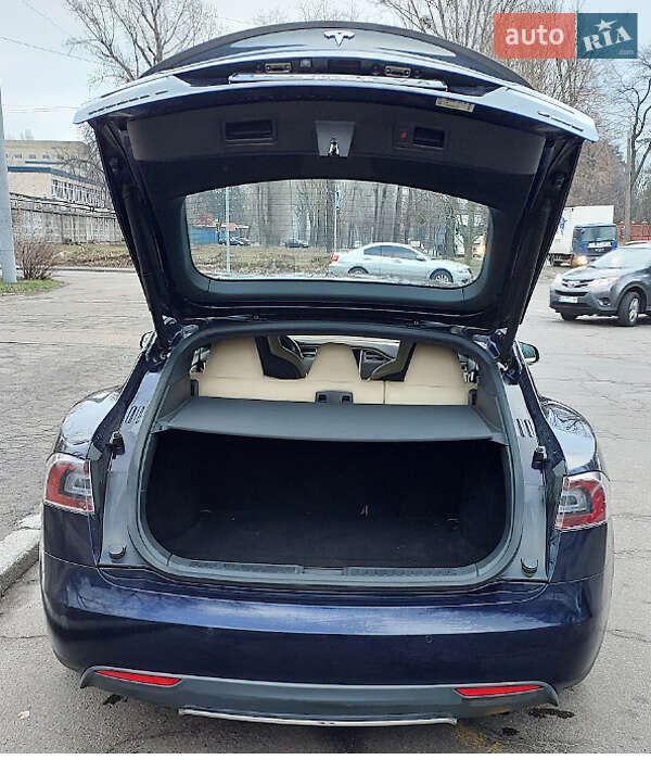 Лифтбек Tesla Model S 2015 в Киеве